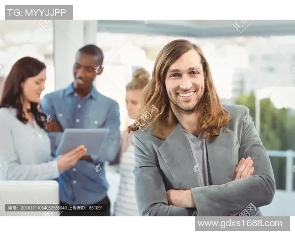 足球明星抱胸姿态展现自信魅力的视频素材合集分享